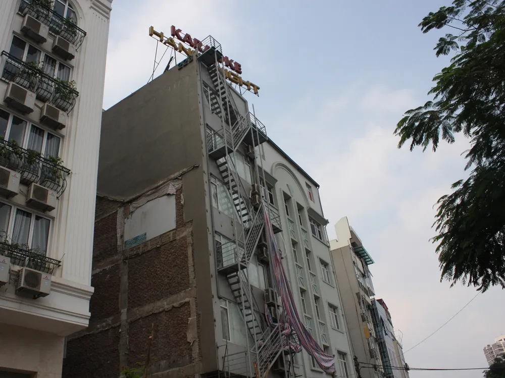 Sau cháy, quán karaoke đua nhau lắp thang thoát hiểm | Báo Pháp Luật TP. Hồ Chí Minh