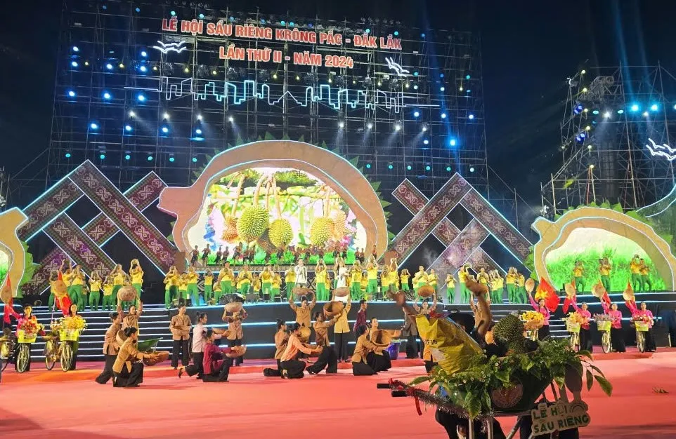 Nhiều tiết mục văn nghệ sôi động tại lễ khai mạc. Ảnh: T.H Lễ hội sầu riêng huyện Krông Pắk.jpg