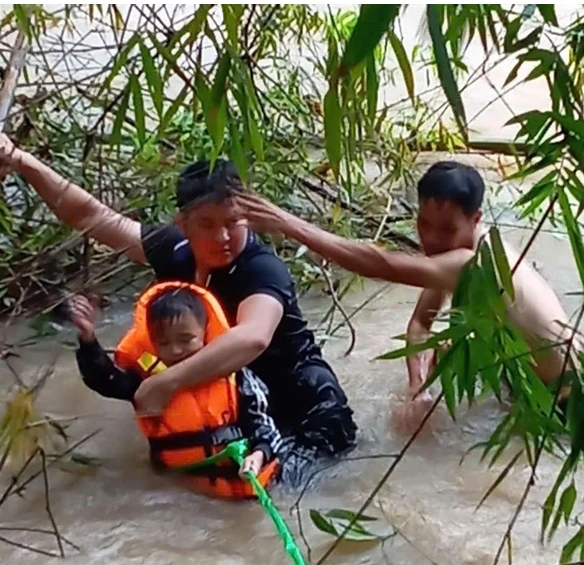 Điểm tựa Việt Nam': Những câu chuyện về tình người trong bão lũ | Báo Pháp  Luật TP. Hồ Chí Minh