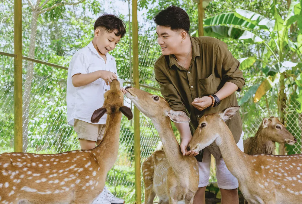 Đến Công viên du lịch Yang Bay các bé sẽ được làm quen với nhiều loài thú khác nhau. Ảnh: KIỀU HƯƠNG Công viên du lịch Yang Bay.jpg
