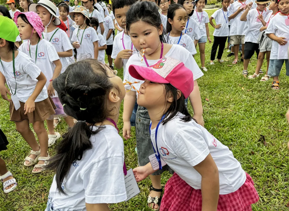 Các em được trải nghiệm các trò chơi vận động tại không gian rộng rãi và xanh mát. Ảnh: KIỀU HƯƠNG H3.jpg