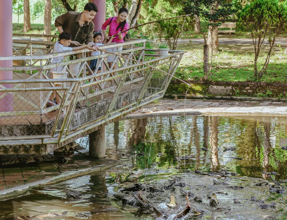Tham gia thử sức với trò chơi câu cá sấu rất thú vị. Ảnh: KIỀU HƯƠNG H4.jpg