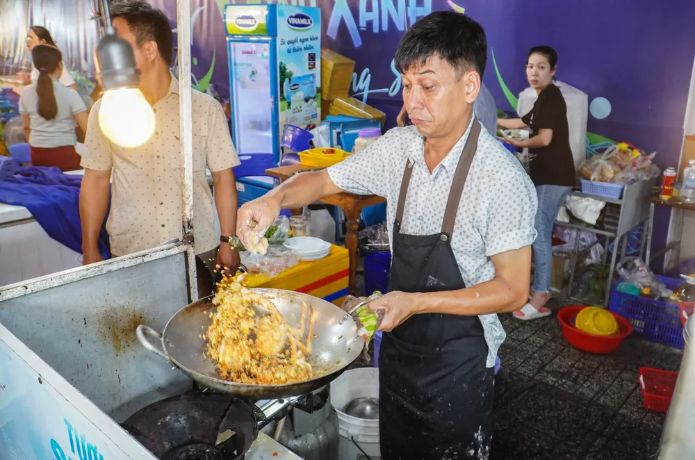 Chủ gian hàng tôm hùm duy nhất ở lễ hội phải hoạt động hết công suất vì khách quá đông. Ảnh: NT 1.jpg