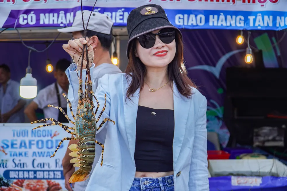 Số ít du khách may mắn được thấy, thưởng thức tôm hùm ở lễ hội tôm hùm Cam Ranh. Ảnh: NT DTH03981.jpg