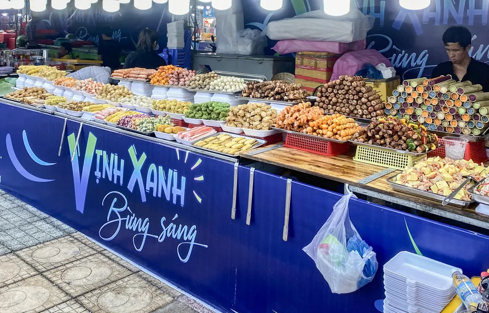 Tại đêm khai mạc, đa phần các gian hàng bán thực phẩm như xiên que, đồ nướng mà rất ít sản phẩm từ tôm hùm. Ảnh: NT lễ hội tôm hùm.jpg
