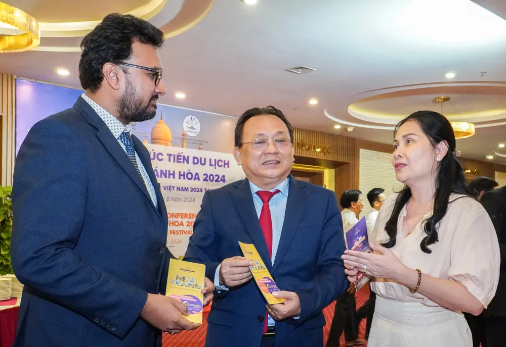 Ông Lê Hữu Hoàng, Phó chủ tịch tỉnh Khánh Hòa, giới thiệu các sản phẩm du lịch của địa phương cho phía đối tác Ấn Độ. Ảnh: XH du lịch Ấn Độ.jpg