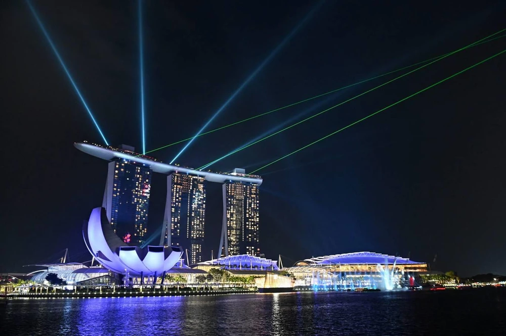 Vịnh Marina Bay Singapore chìm trong bóng tối của Giờ Trái đất 2019. Ảnh AFP 1