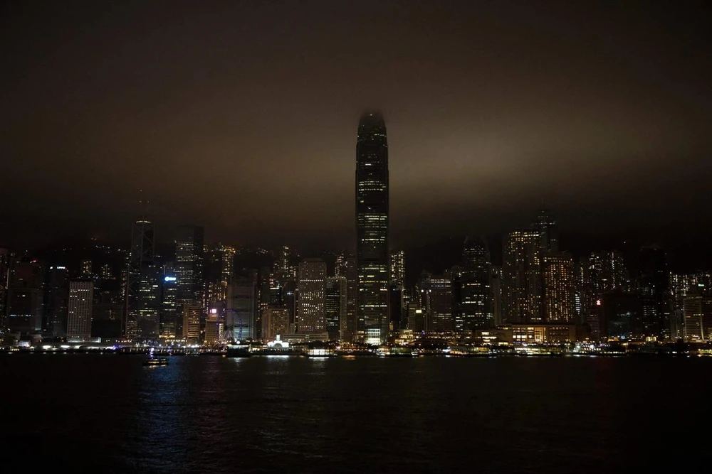 Cảng Victoria (Hong Kong) tắt đèn trong một tiếng đồng hồ cho giờ Trái đất. Ảnh: AFP 2