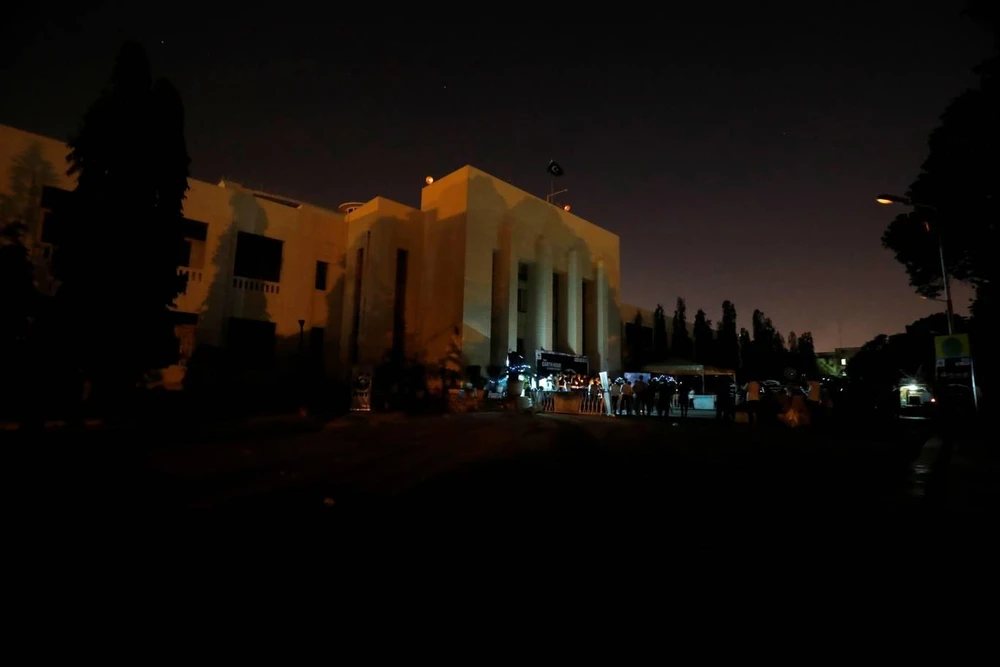 Tòa nhà Quốc hội Pakistan tắt đèn trong giờ Trái đất. Ảnh: REUTERS 2