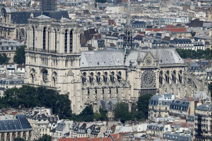 Nhà thờ Đức Bà Paris nhìn từ xa trước và sau hỏa hoạn. Ảnh: REUTERS 1
