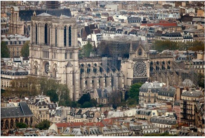 Nhà thờ Đức Bà Paris nhìn từ xa trước và sau hỏa hoạn. Ảnh: REUTERS 2