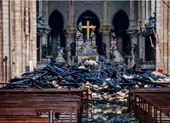 Hình ảnh nhà thờ hư hại nặng, ông Macron hứa sửa trong 5 năm