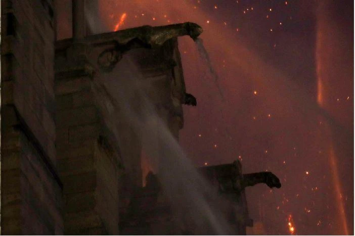 So sánh Nhà thờ Đức Bà Paris trước và sau vụ cháy ảnh 6