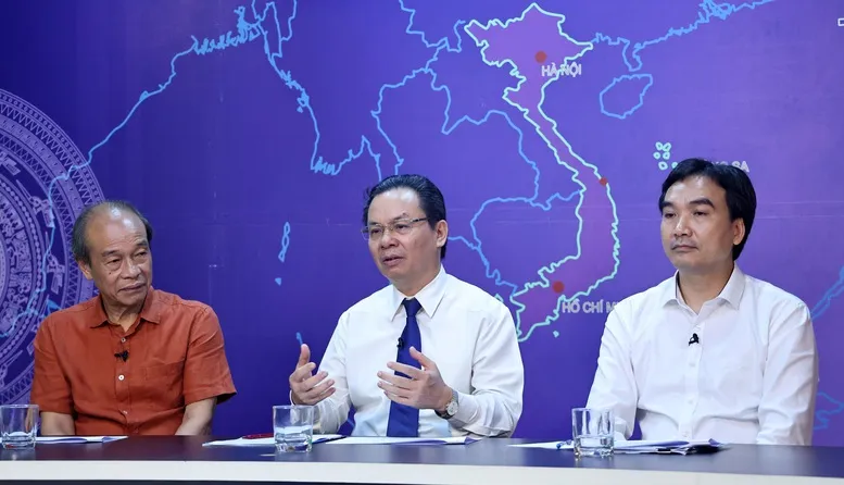 Đại biểu Quốc hội Hoàng Văn Cường (giữa) chia sẻ tại toạ đàm. Ảnh: VGP GIÁ XĂNG DẦU..jpg