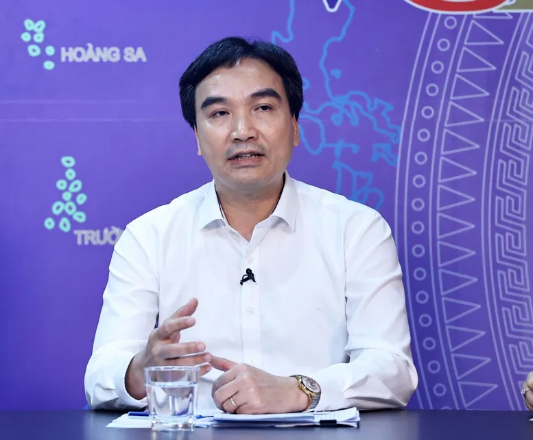 Phó Cục trưởng Cục Quản lý Giá Phạm Văn Bình chia sẻ về các yếu tố cấu thành trong giá xăng dầu. Ảnh: VGP giá xăng dầu.jpg