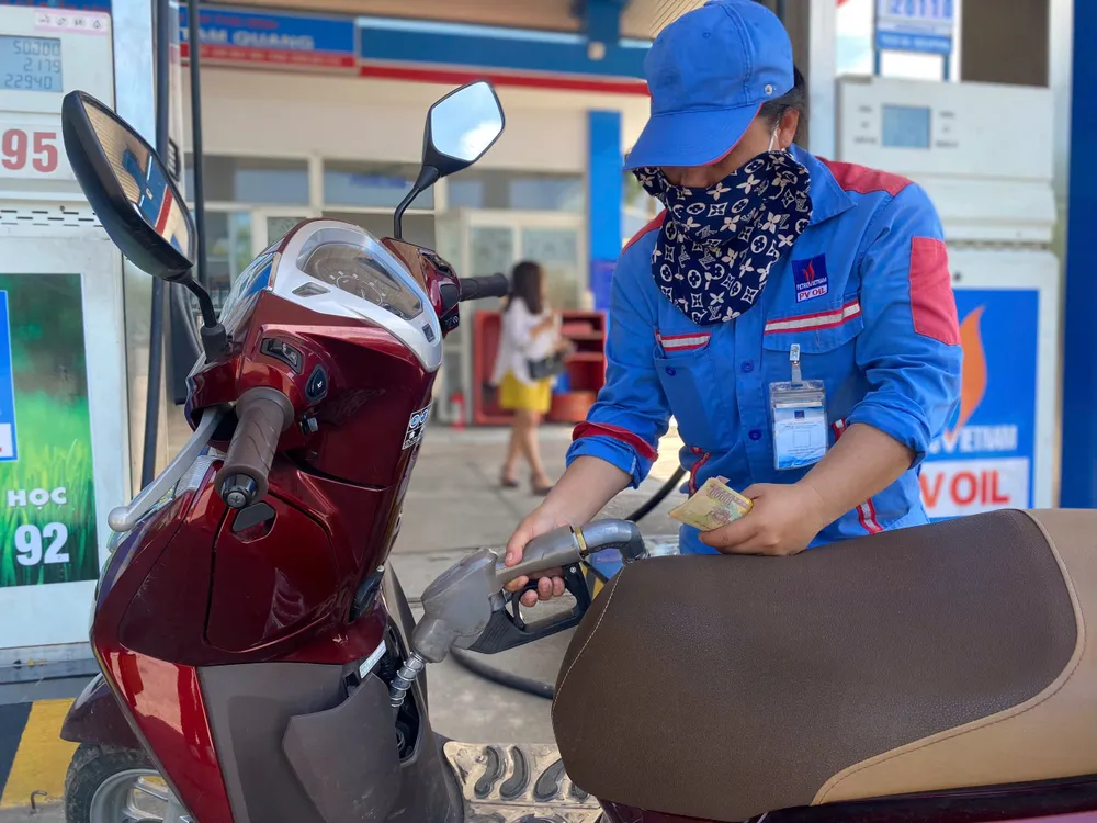 Giá xăng giảm từ 15 giờ ngày 22-8. Ảnh: MINH TRÚC giá xăng giảm.jpg
