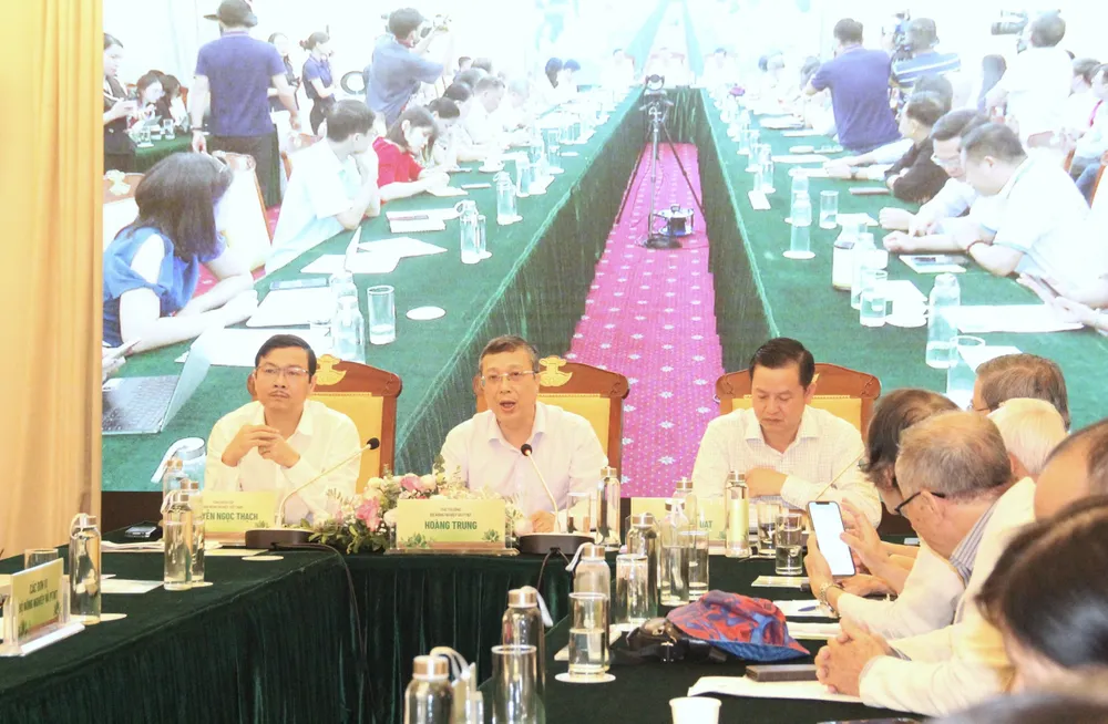 Thứ trưởng Hoàng Trung (giữa) chủ trì hội nghị triển khai đề án nâng cao sức khỏe đất. sản xuất nông nghiệp.jpg
