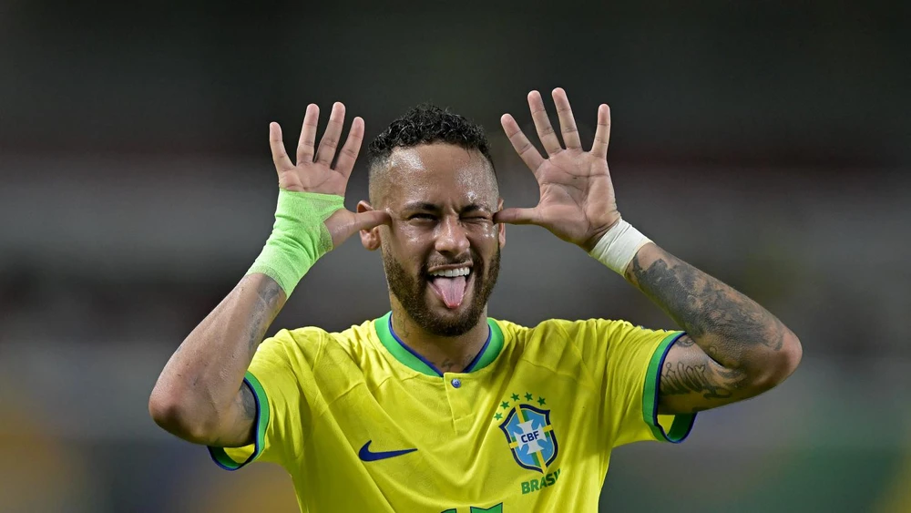 Neymar lập hat-trick cho Brazil: Vượt Ronaldo 