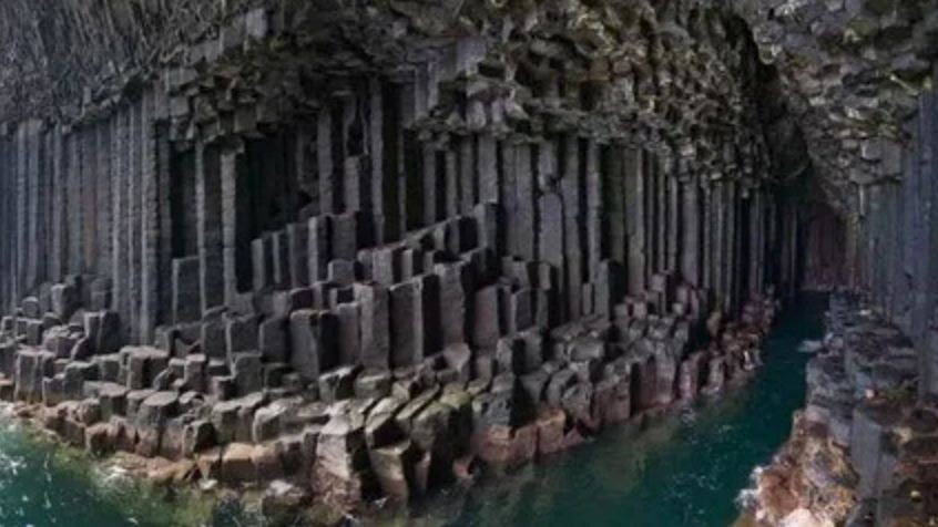 Hang động Fingal ở Scotland.