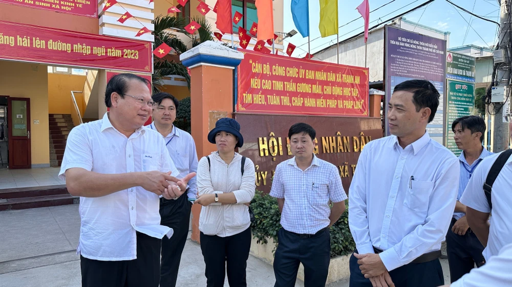 Ông Trương Tiến Triển (ngoài cùng bên trái) – Phó Chủ tịchUBND huyện Cần Giờ trao đổi cùng đoàn thị sát công trình.