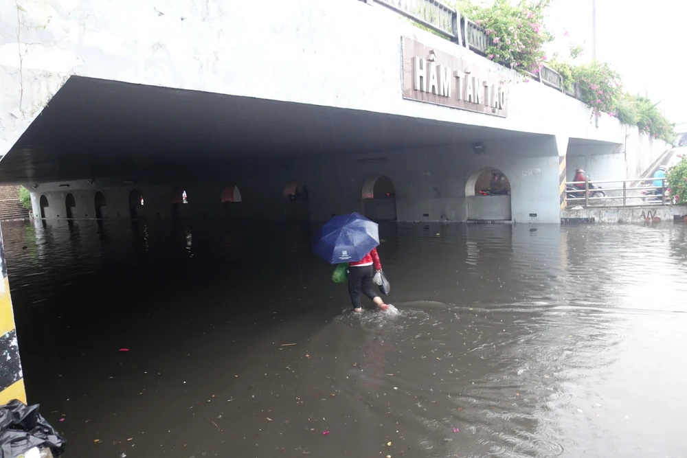 Hầm chui Tân Tạo, Bình Tân bị ngập sau cơn mưa kéo dài