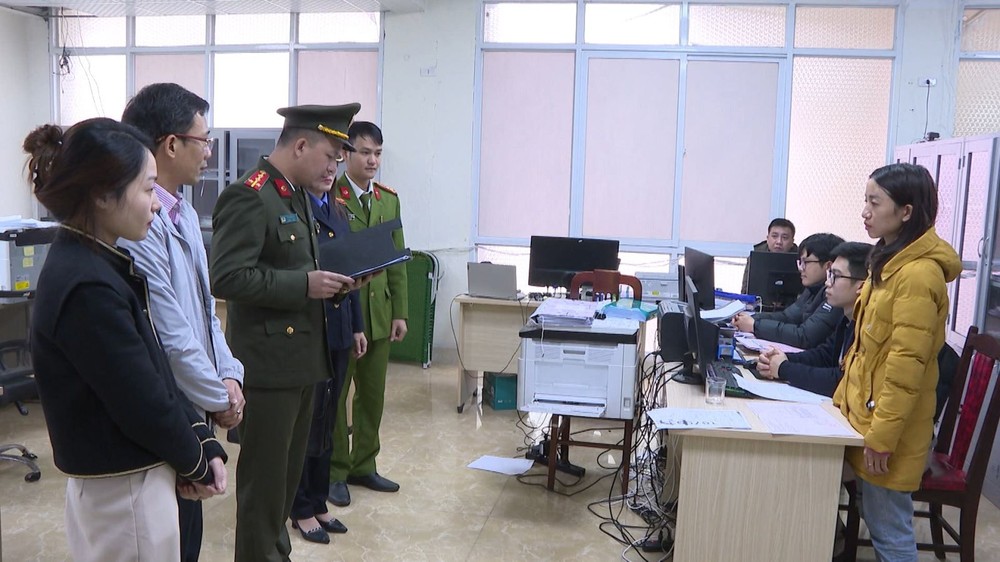 Công an khởi tố, khám xét nơi làm việc của Cục thuế khu vực Sầm Sơn - Quảng Xương. Ảnh: ĐT