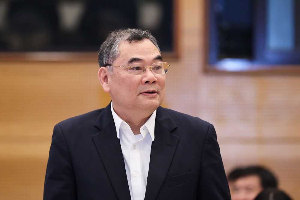 Người phát ngôn Bộ Công an Trung tướng Tô Ân Xô thông tin về những vụ án về điện và xăng dầu thời gian gần đây. Ảnh: VGP