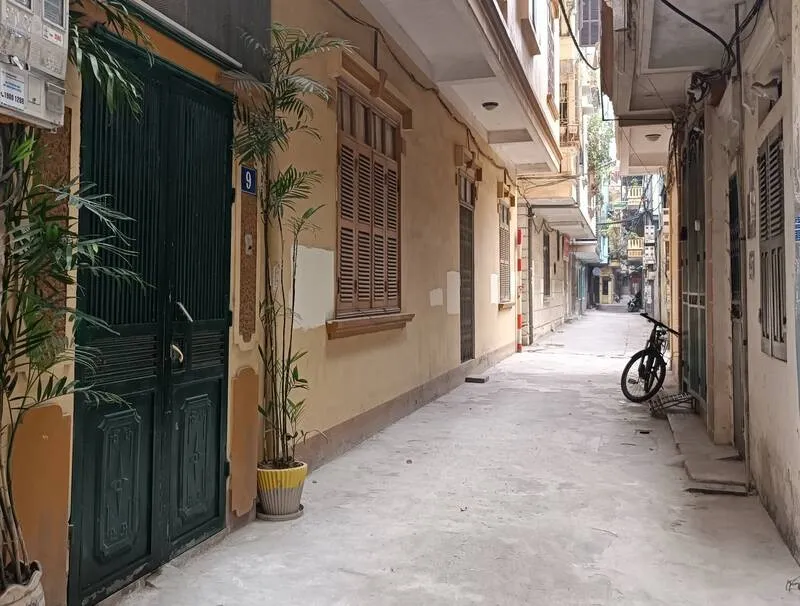 Giá bất động sản Hà Nội thời gian qua có xu hướng tăng phi mã, do đó người người rủ nhau dừng mua nhà đất, chờ hạ về giá thực. Ảnh: MINH TRÚC bat dong san