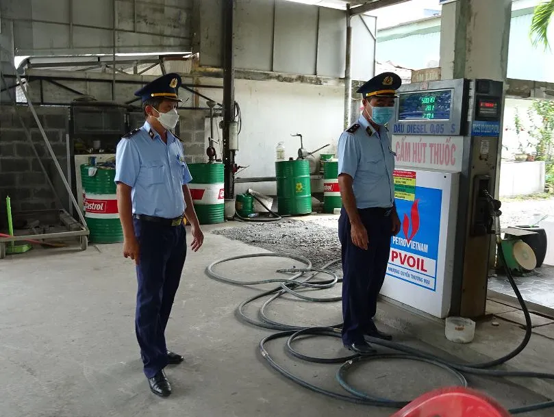 Lực lượng Cục Quản lý thị trường tỉnh Long An thường xuyên kiểm tra các cửa hàng kinh doanh xăng dầu trên địa bàn. Ảnh: QLTT kinh doanh xăng dầu.jpg