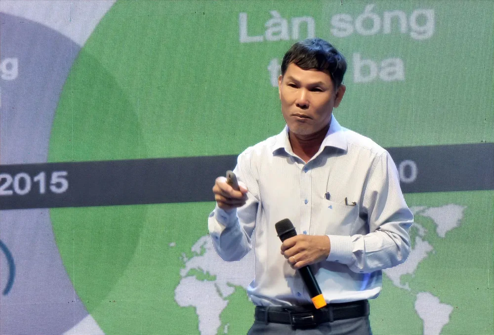 Ông Đào Xuân Kỳ,Giám đốc Sở Thông tin và Truyền thông tỉnh Ninh Thuận, thông tin về chuyển đổi số tỉnh Ninh Thuận tại hội thảo. Ảnh: T.V kinh tế số.jpg