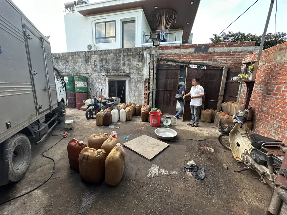 Công an huyện Núi Thành kiểm tra, thu giữ khoảng 5.400 lít dầu trong nhà kho của bà Lan. Ảnh: YÊN - TRƯỜNG p5_box3_dieutra_yentruong_ttam.jpg