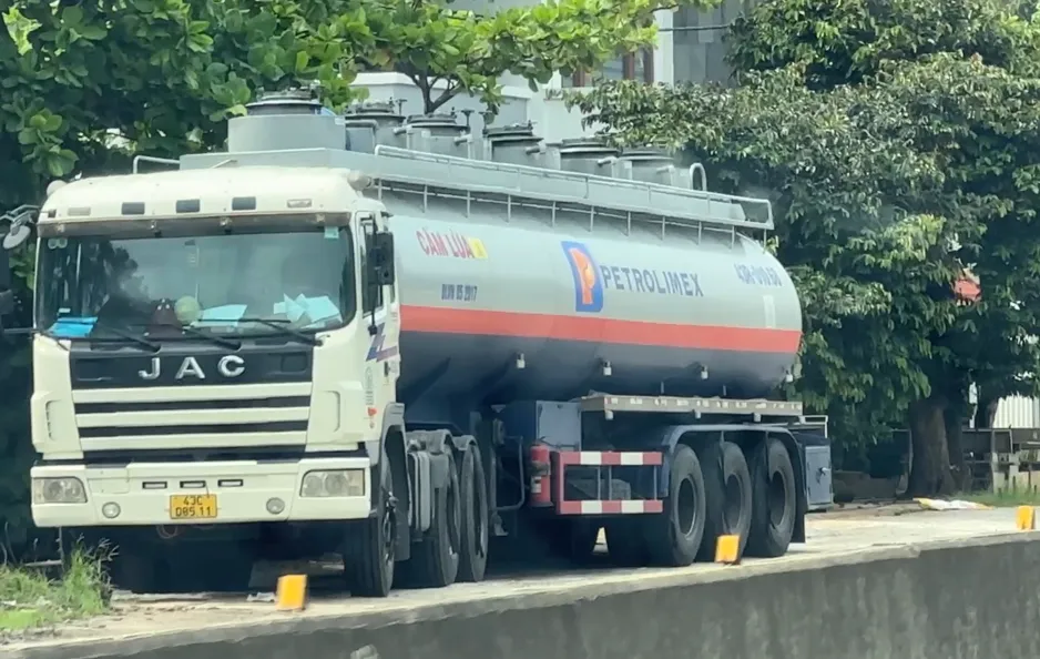 Xe đầu kéo chở dầu biển số 43C-085.11 sơn chữ Petrolimex tấp vào khu vực trước nhà bà Lan ngày 10-10. Ảnh: YÊN - TRƯỜNG p5_phu1_dieutra_yentruong_ttam.jpg