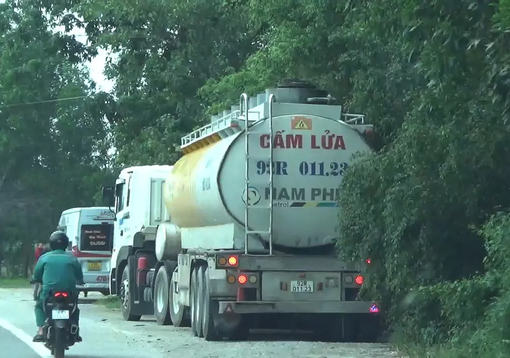 Xe bồn sơn chữ Nam Phúc tấp vào chòi tôn của bà Lan trên Quốc lộ 1 vào chiều 10-10. Ảnh: YÊN - TRƯỜNG p5_phu2_dieutra_yentruong_ttam.jpg