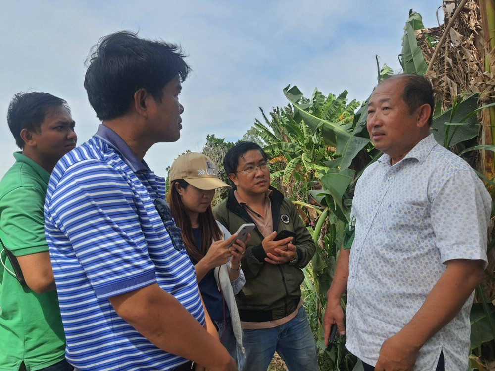 bé trai rơi trụ bê tông