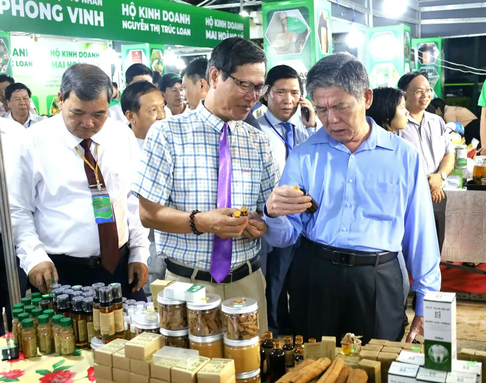 Bí thư Tỉnh uỷ Trà Vinh Ngô Chí Cường (áo xanh) cùng các đại biểu tham quan gian hàng sản phẩm. khai-mac-festival-dua-sap-2.jpg