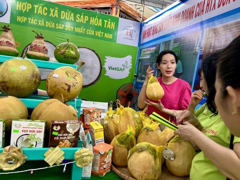 Du khách tham quan, thưởng thức và mua dừa sáp Trà Vinh. khai-mac-festival-dua-sap-3.jpg