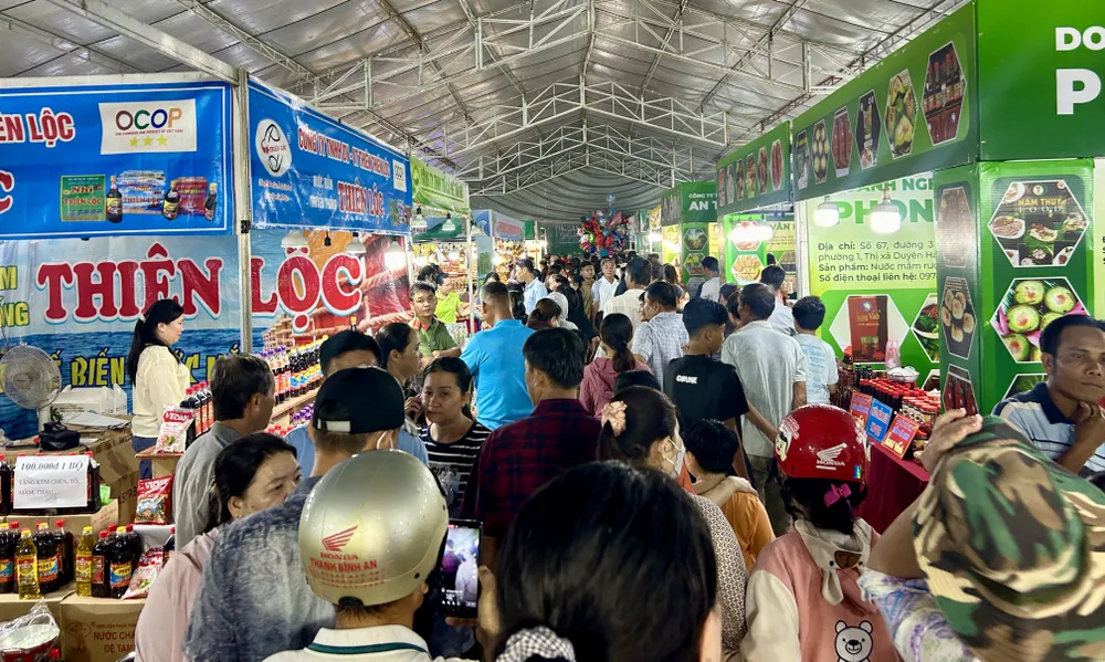 Các gian hàng sản phẩm đặc trưng của tỉnh Trà Vinh cũng đông nghẹt khách tham quan. khai-mac-festival-dua-sap-7.jpg