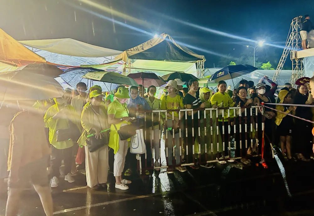 Chiều tối, trời bắt đầu mưa lớn nhưng đông đảo người dân và du khách vẫn đội mưa tham dự Festival 100 năm Dừa sáp Trà Vinh. khai-mac-festival-dua-sap-8.jpg