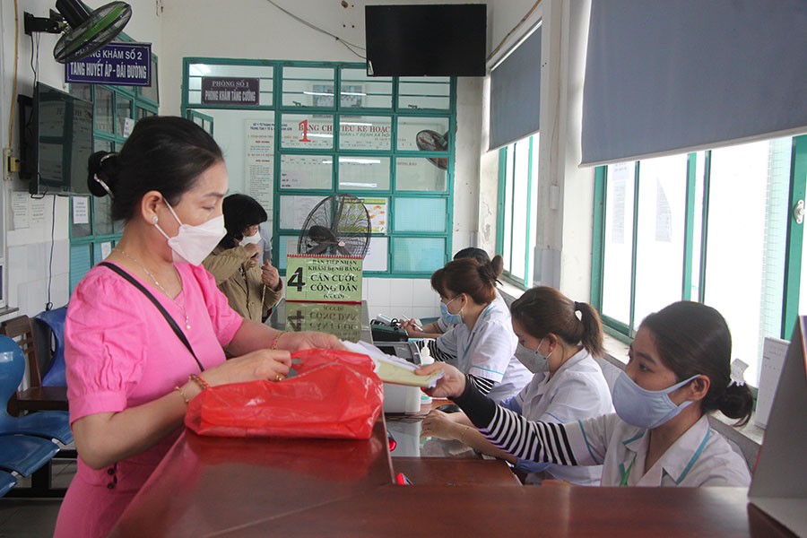 Người dân đến thực hiện cấp đổi giấy phép lái xe tại Trung tâm Y tế quận Ngũ Hành Sơn và nhận lại giấy phép sau năm ngày làm việc.
