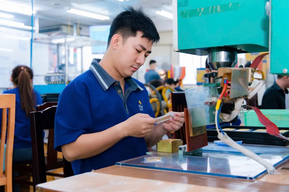 Thế giới đang đòi hỏi các sản phẩm có giá trị, hàm lượng khoa học công nghệ cao đòi hỏi DN phải không ngừng đổi mới công nghệ. Ảnh: QUANG HUY 11-p23-hinhbaichinh-viethoa.jpg