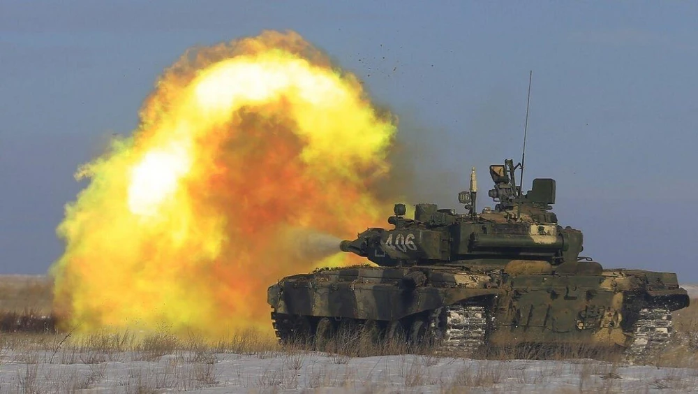 Xe tăng T-90 của Nga khai hỏa. Ảnh: Creative Commons