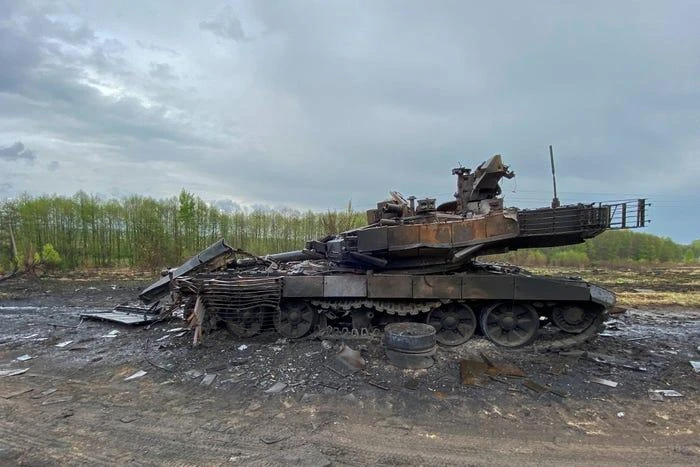 Xe tăng T-90M của Nga bị lực lượng Ukraine đập bỏ sát một ngôi buôn bản ở vùng Kharkiv của Ukraine ngày 9-5. Ảnh: Vitalii Hnidyi/REUTER