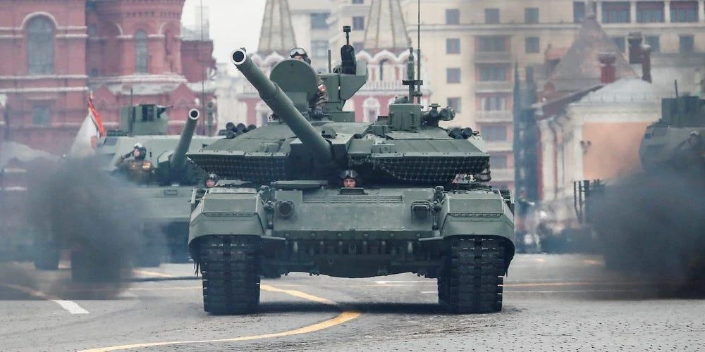 Binh sĩ Nga tài xế tăng T-90M nhập lễ duyệt binh Ngày Chiến thắng ở Quảng ngôi trường Đỏ (Moscow, Nga) ngày 9-5-2021. Ảnh: Maxim Shemetov/REUTERS