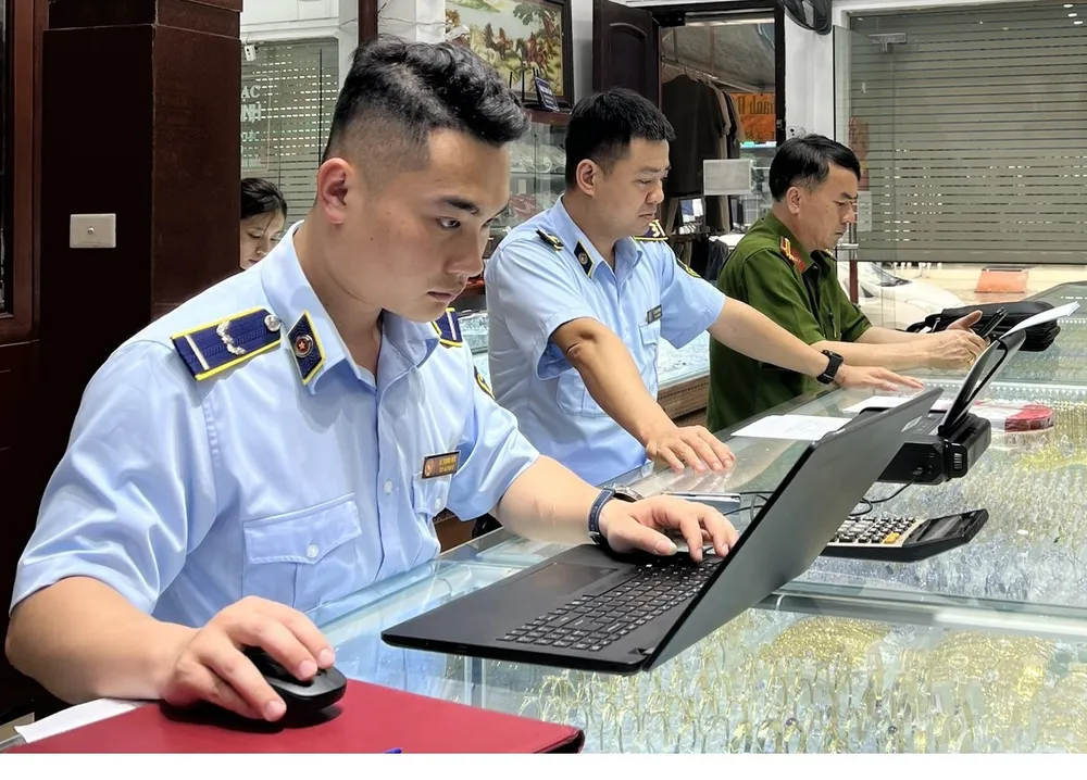 Lực lượng Quản lý thị trường trên cả nước triển khai kế hoạch kiểm tra các đơn vị kinh doanh vàng. Ảnh: DMS kiem tra kinh doanh vang.jpg