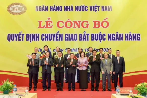 Quá trình chuyển giao các ngân hàng diễn ra thành công. Ảnh: SBV chuyen giao ngan hang.jpg