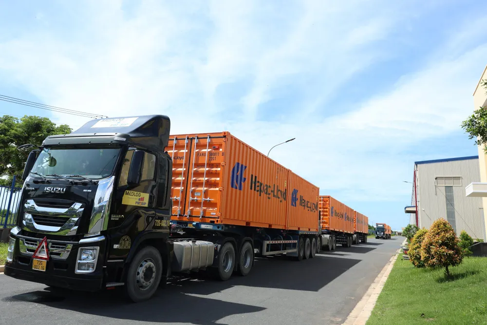Lô hàng container đóng mới cho hãng tàu Hapag-Lloyd có tải trọng tối đa 32.500 kg, phần cửa được trang bị bản lề chống trộm và thiết bị định vị đặc biệt. Hòa Phát cung cấp container ‘Made in Vietnam’ cho Hãng tàu Hapag-Lloyd.jpg