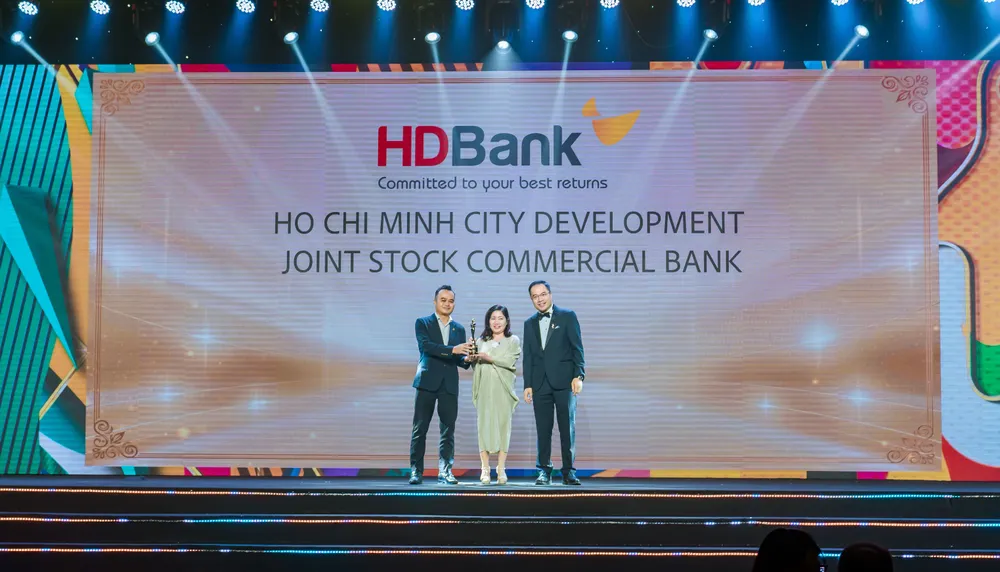 Bà Nguyễn Thị Thanh Thuỷ- Phó Giám đốc Khối Nhân sự HDBank (đứng giữa), ông Ngô Hải Hà- Phó Giám đốc Khối Khách hàng Doanh nghiệp HDBank (bên trái)- đại diện HDBank- nhận giải. ‘Ngôi sao’ hút anh tài trên thị trường tuyển dụng ngân hàng.jpg