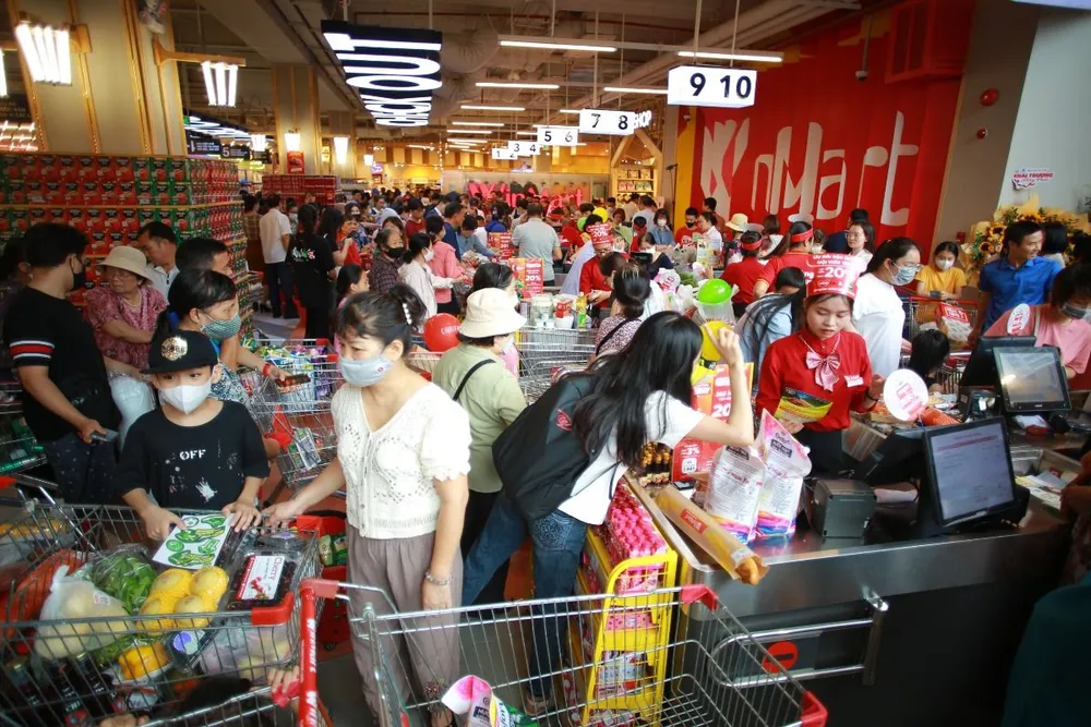 Khách hàng mua sắm nhộn nhịp dịp cuối tuần tại siêu thị WinMart. Bán lẻ hồi phục, chuỗi WinMart mang về lợi nhuận.JPG