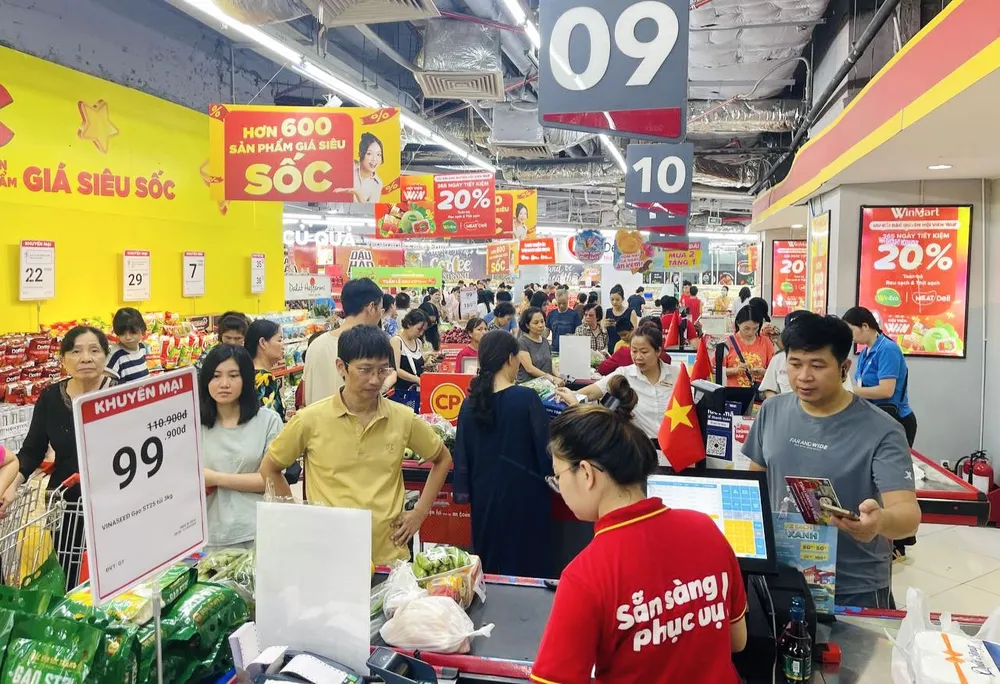 Khách hàng mua sắm tại WinMart Royal City sáng ngày 7-9 chung-khoan-viet-tien-gan-muc-tieu-nang-hang-co-phieu-nao-se-don-dong-von-ty-do.jpg