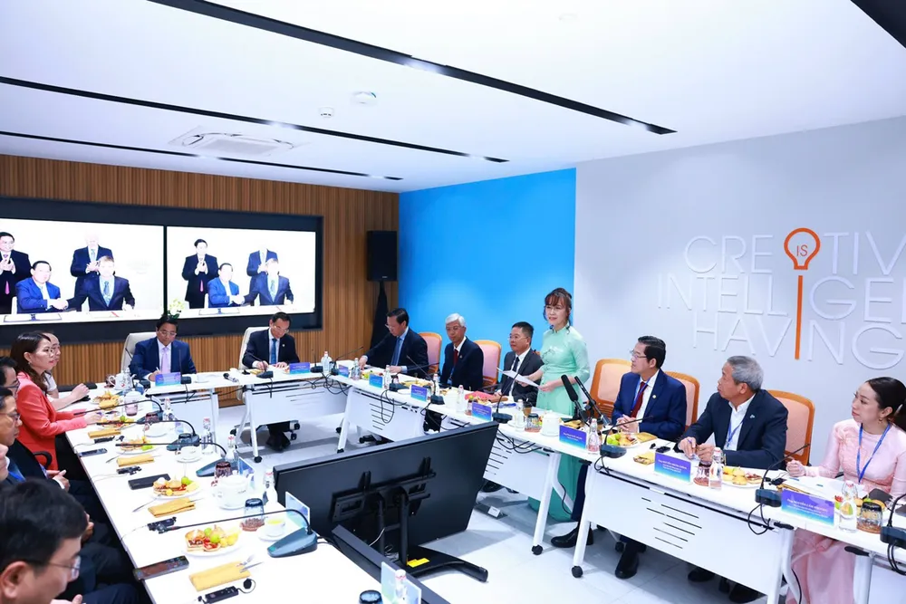 Phó Chủ tịch Thường trực HĐQT HDBank Nguyễn Thị Phương Thảo - đại diện các thành viên đồng sáng lập Trung tâm Cách mạng Công nghiệp 4.0 (C4IR) tại TP.HCM phát biểu và cam kết đồng hành cùng C4IR kiến tạo động lực mới cho mục tiêu phát triển bền vững. hdbank-dong-hanh-cung-c4ir-tai-tp-hcm-thuc-day-nhung-buoc-di-chien-luoc-trong-ky-nguyen-so-2.png
